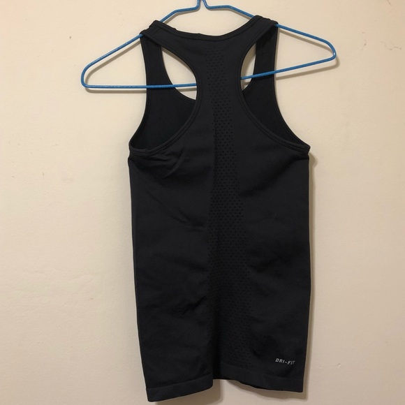 Nike top - Picture 2 of 4